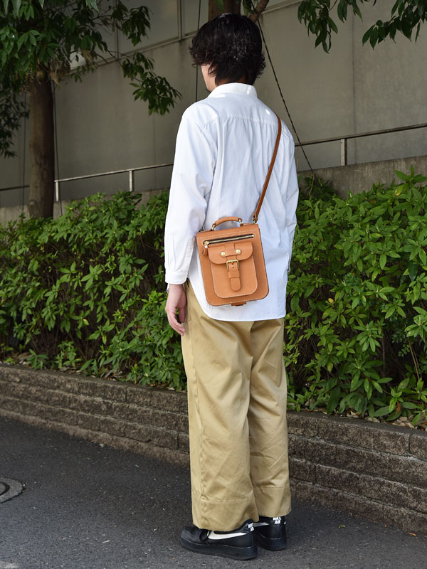 立体ポケットが付いたハードレザーの2wayショルダーバッグ / 革鞄の