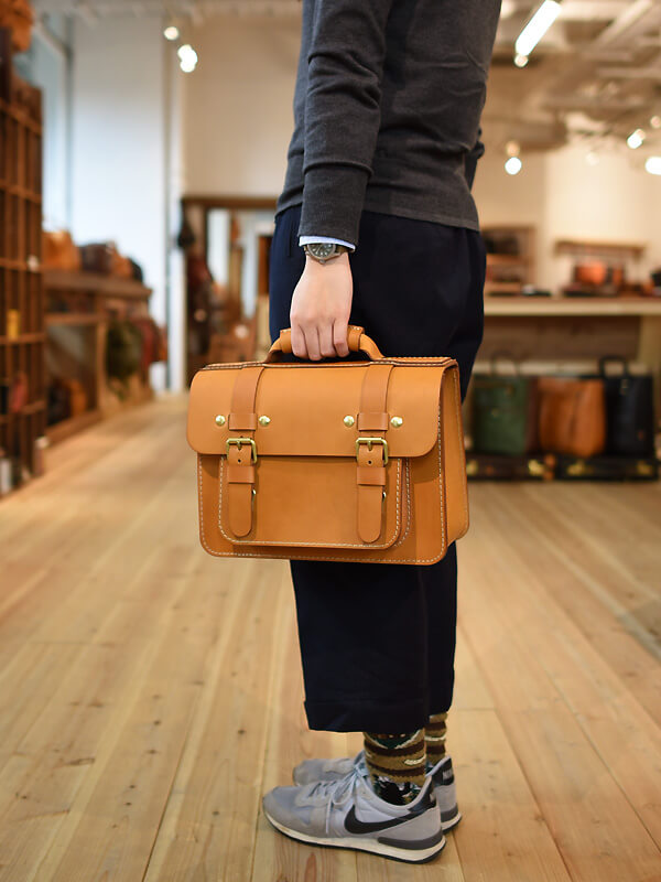 厚革で豪快に仕上げた二本ベルト2wayショルダーバッグ / 革鞄のHERZ