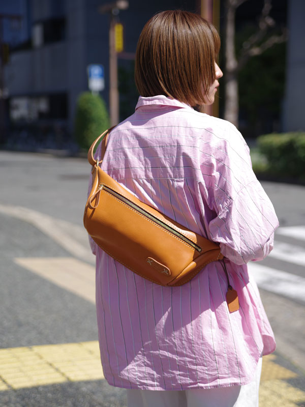 メンズ・レディース問わず人気の横型レザーボディバッグ / 革鞄のHERZ