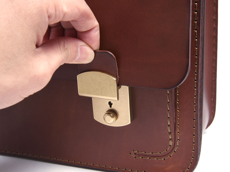 前後にフタ付ポケットが付いた本革の2wayビジネスバッグ / 革鞄のHERZ