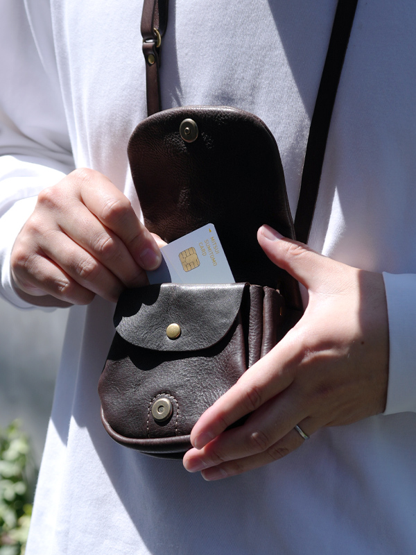 ネックストラップ付きの二つ折り財布 / 革鞄のHERZ(ヘルツ)公式通販