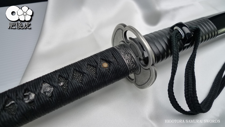 模造刀真剣拵え 鞘.黒呂離れ千段、本朴木鮫牛革巻き鉄鍔.鉄縁頭お
