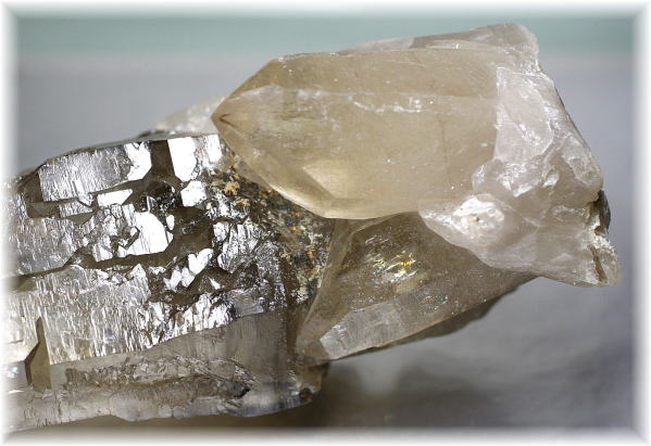 ブラジル産]天然スモーキークォーツカテドラル（セルフヒールド/原石