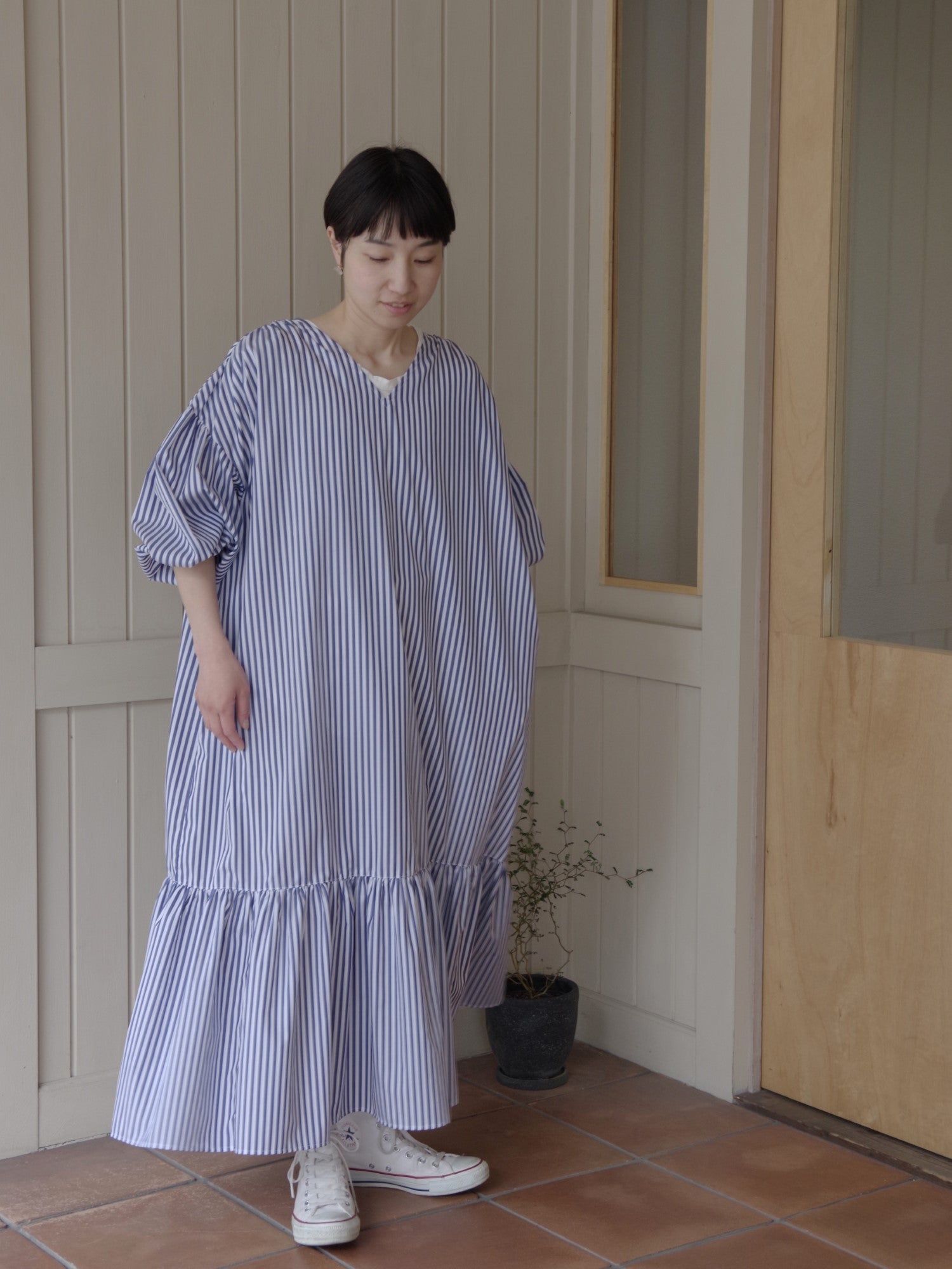 ナチュラルタイプライターVネックギャザーワンピース | UNIVERSAL