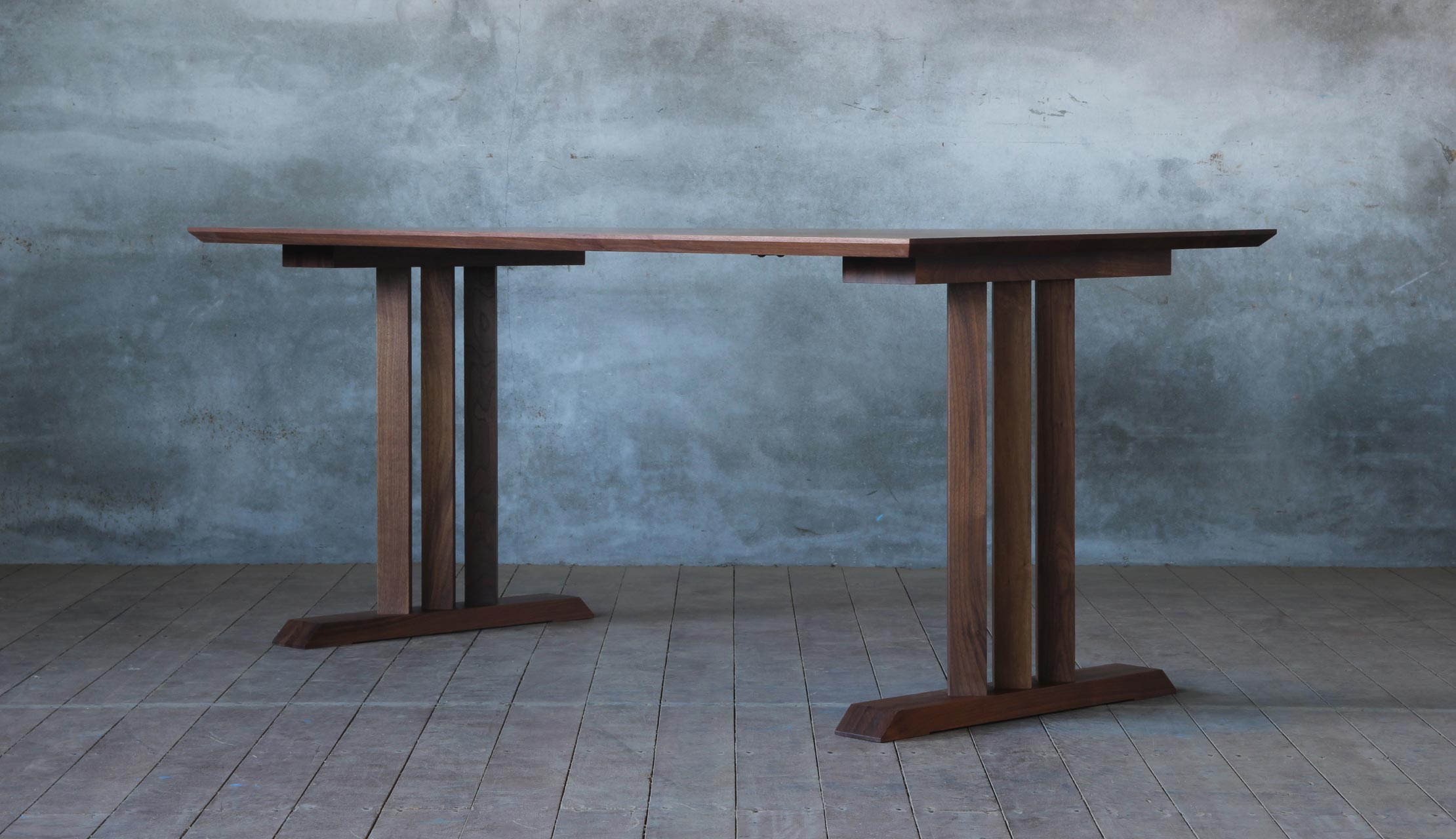 T字脚の重厚感溢れるダイニングテーブル｜SOLID大阪