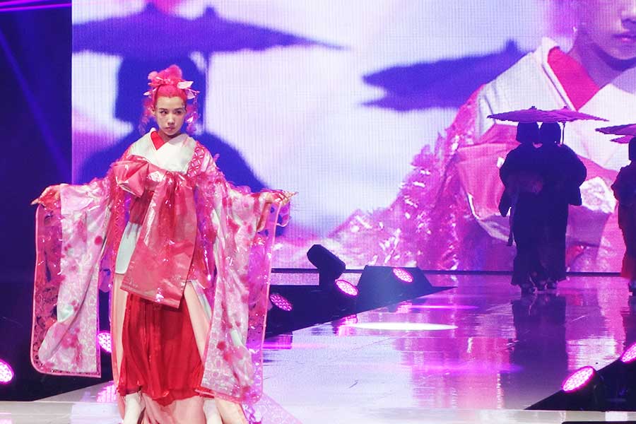 仲里依紗、真っピンク姿でランウェイに | Lmaga.jp