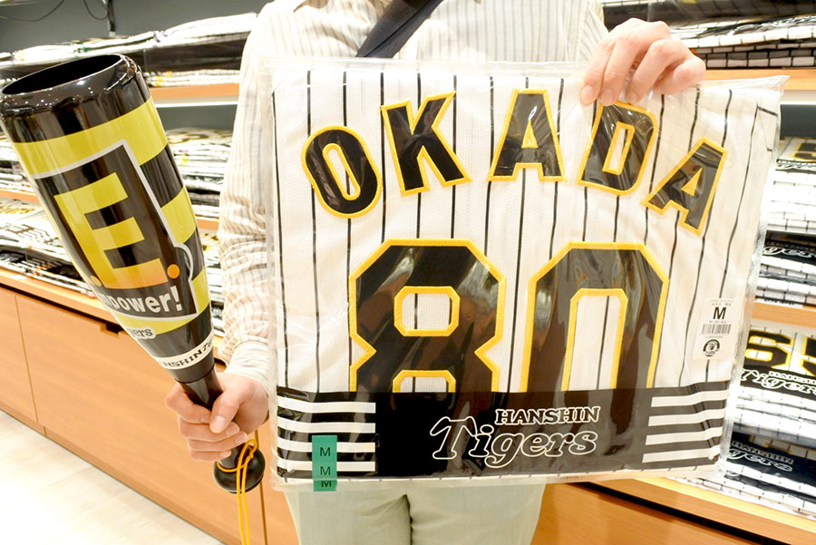 岡田監督に高まる期待、阪神タイガースのA.R.E.グッズ好調 | Lmaga.jp