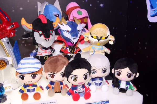 宇宙戦隊キュウレンジャーで修理中のチャンプを見守っていたぬいぐるみ