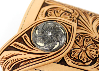 絶妙なサイズ感！クラフトカービングミドルウォレット（牛革/日本製