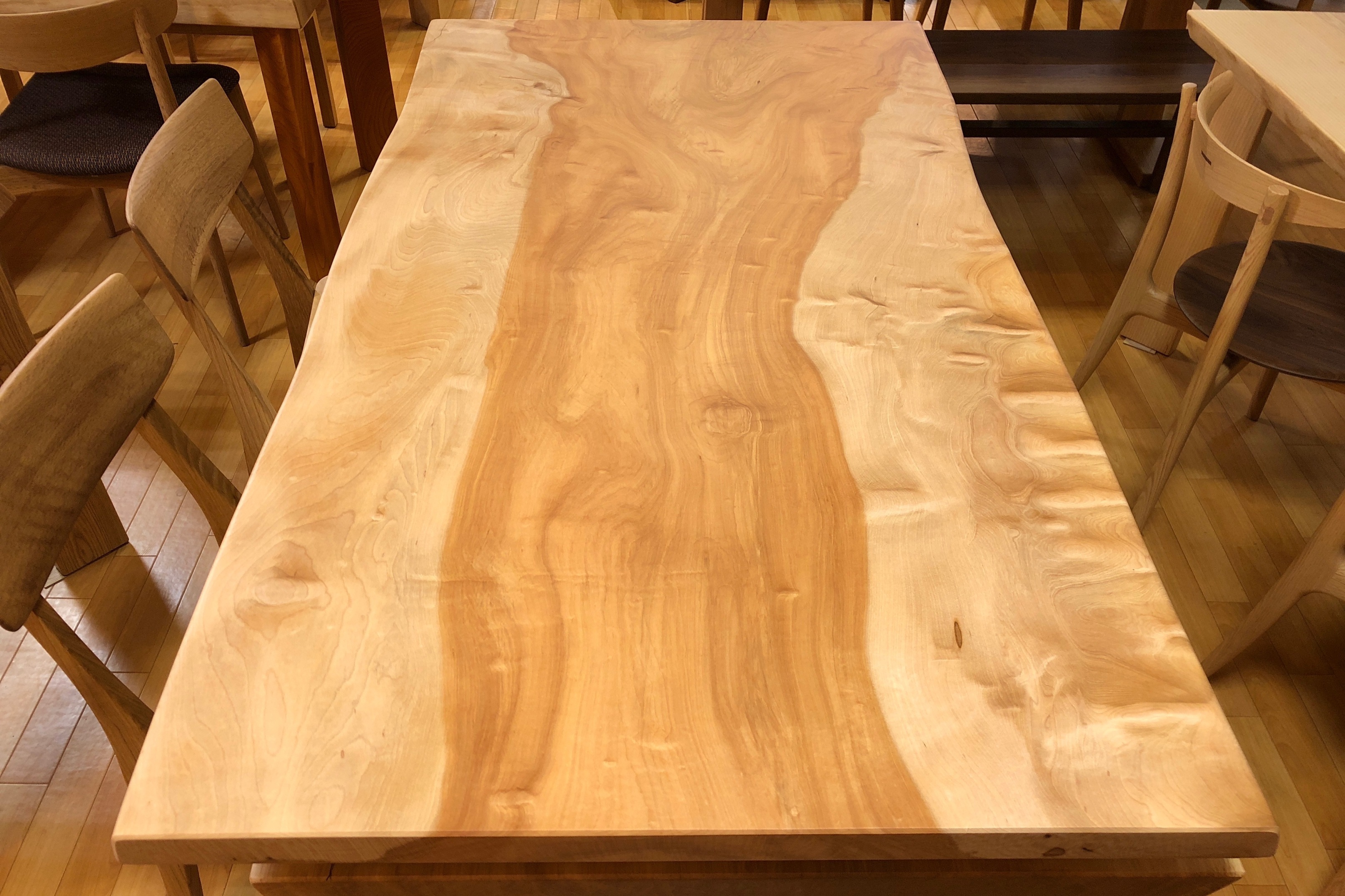 売約済み】栃（トチ）一枚板テーブル（国産/長方形四本脚付） – 木匠舘