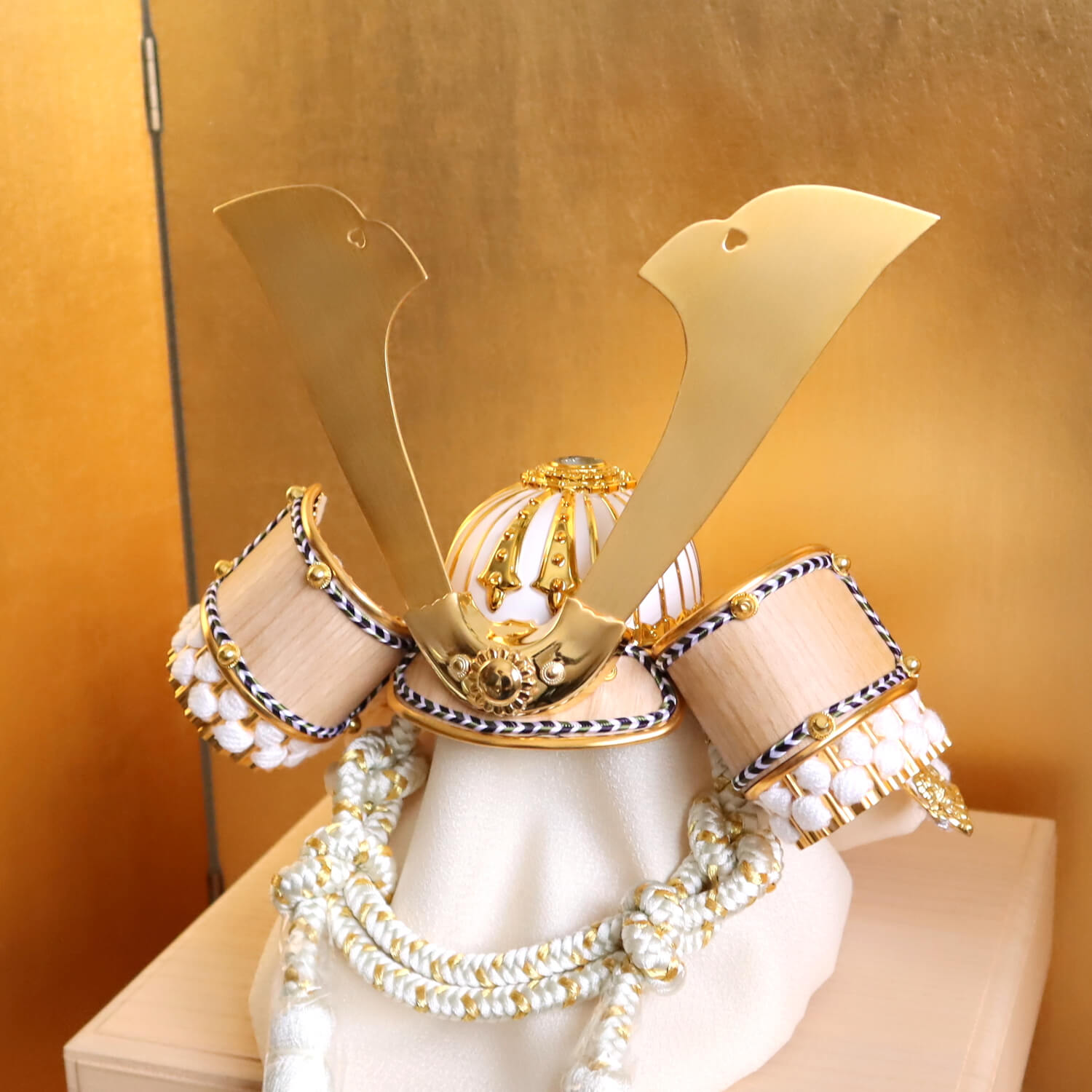 五月人形 ケース飾り 兜 【選べる2種類】ゴールド&シルバー 木目