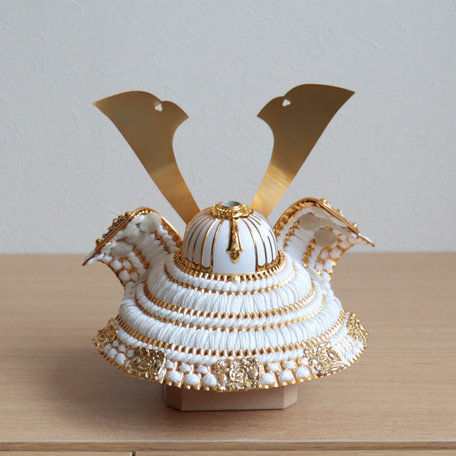 五月人形 ケース飾り 兜 【選べる2種類】漆黒 貫前(ぬきさき)&ゴールド