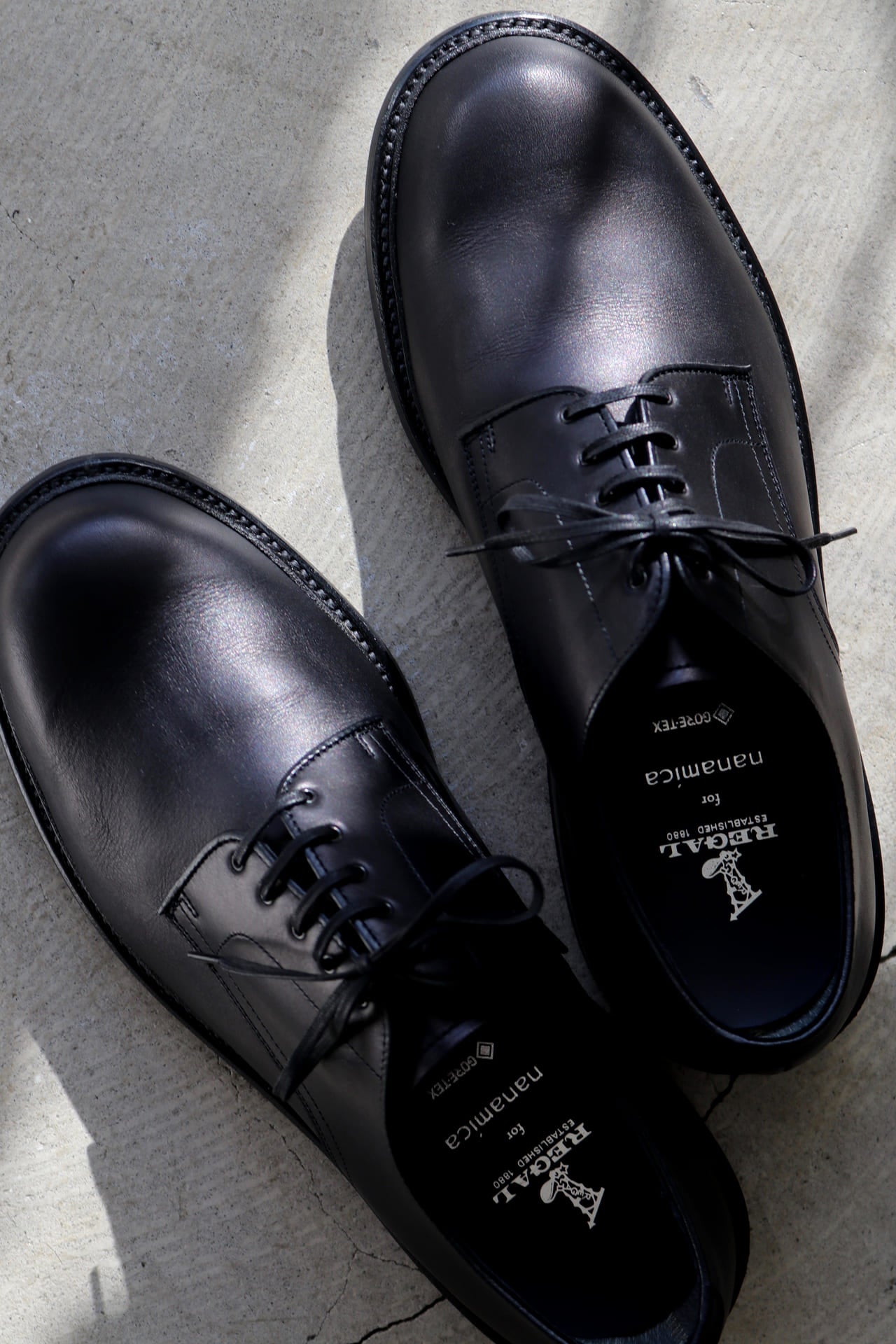 大人のゴアテックス】ナナミカ×リーガルの上品プレーントゥは、天候