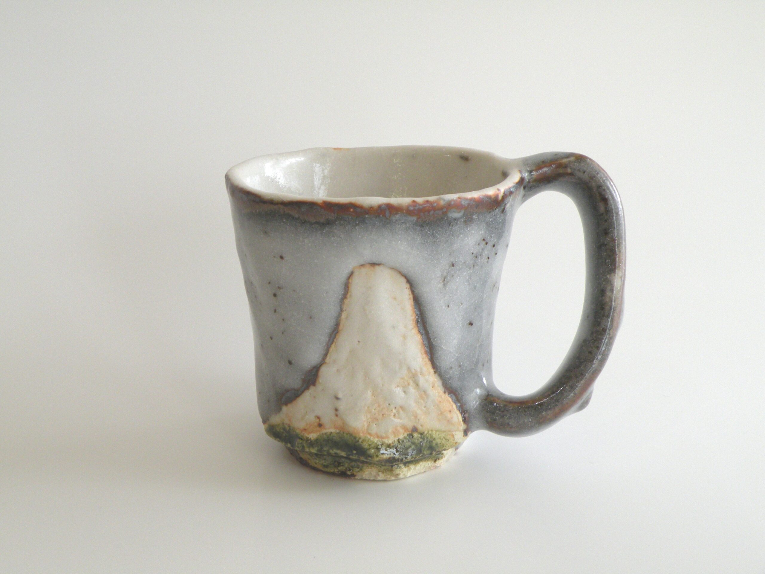 美濃焼伝統工芸品協同組合 | 鼠志野富士山文マグカップ