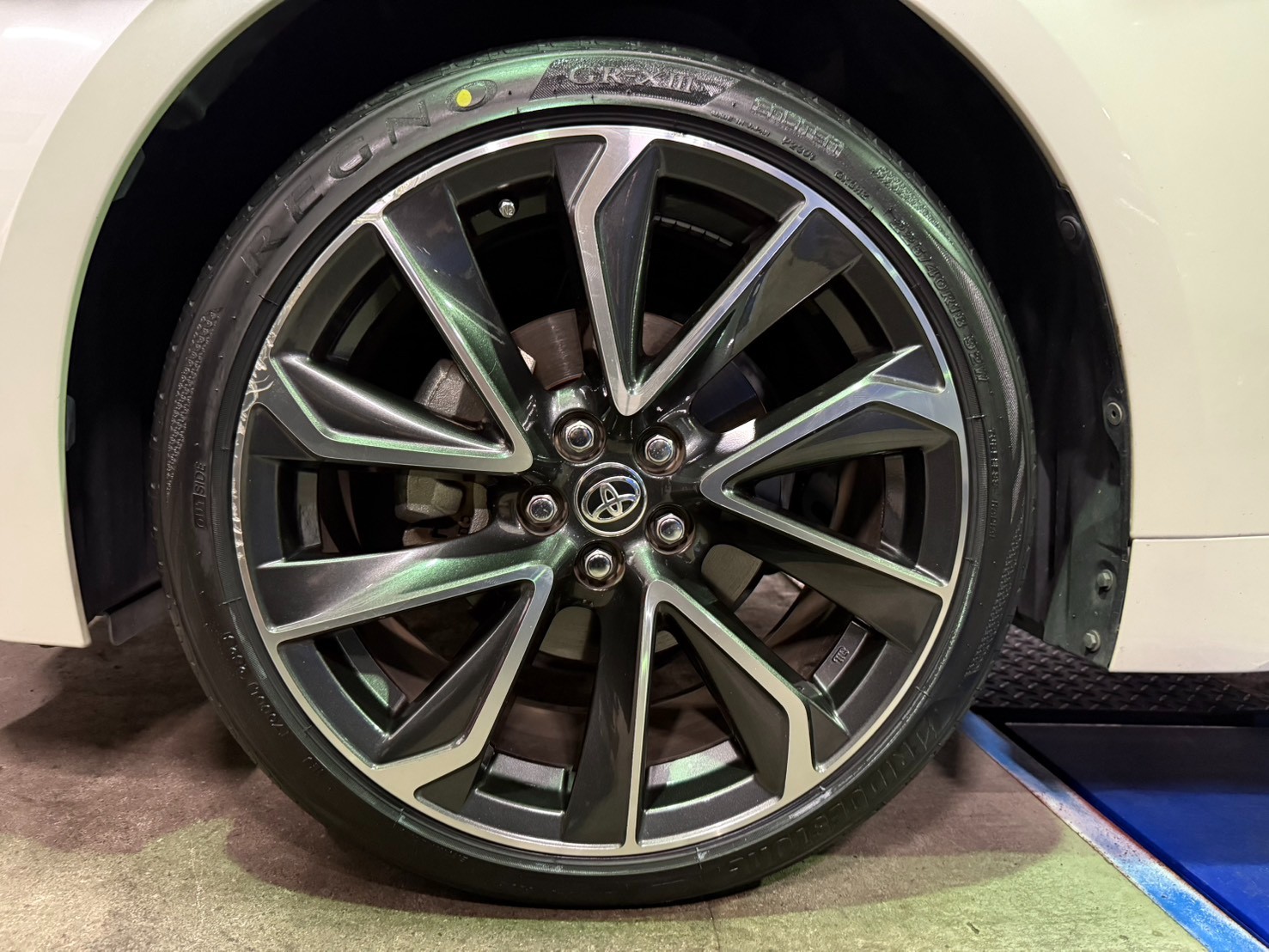 カローラスポーツのタイヤ交換をさせていただきました！ | トヨタ