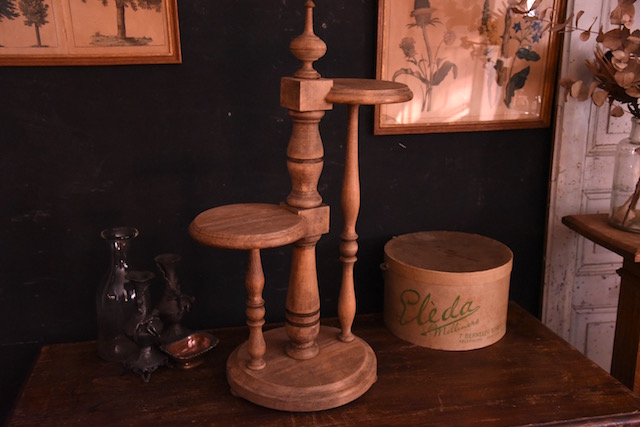 上品な風合いのディスプレイスタンド