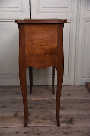 落ち着いた風合いの猫脚ベッドサイドテーブル