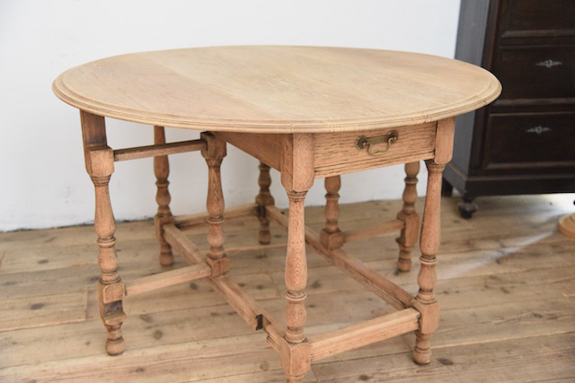 雰囲気ある2ドロワーゲートレッグテーブル