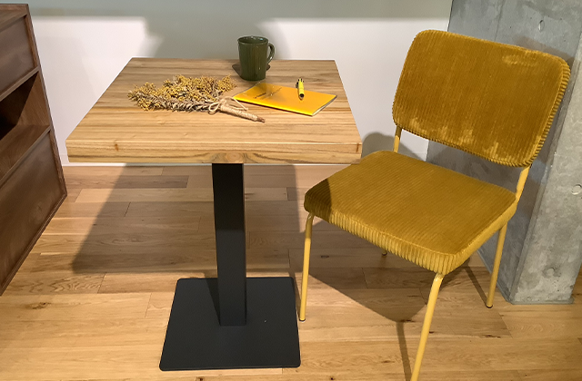 コーデュロイの質感で彩る温もりのダイニングチェア | NOCEノーチェ