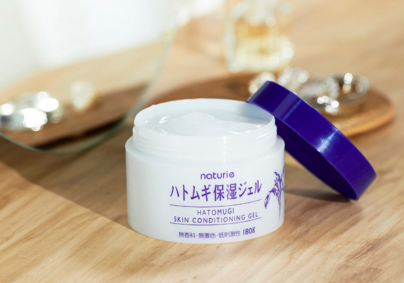 すっと浸透 ぷるぷる水分肌 ナチュリエハトムギ保湿ジェル｜naturie