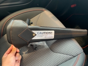 新商品「本革製ステアリングロック」のご紹介！！ - 香芝店スタッフ