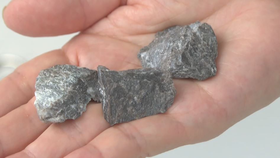 貫通石」が超人気 40年の歳月“世紀の難工事”長野・静岡県境「青崩峠