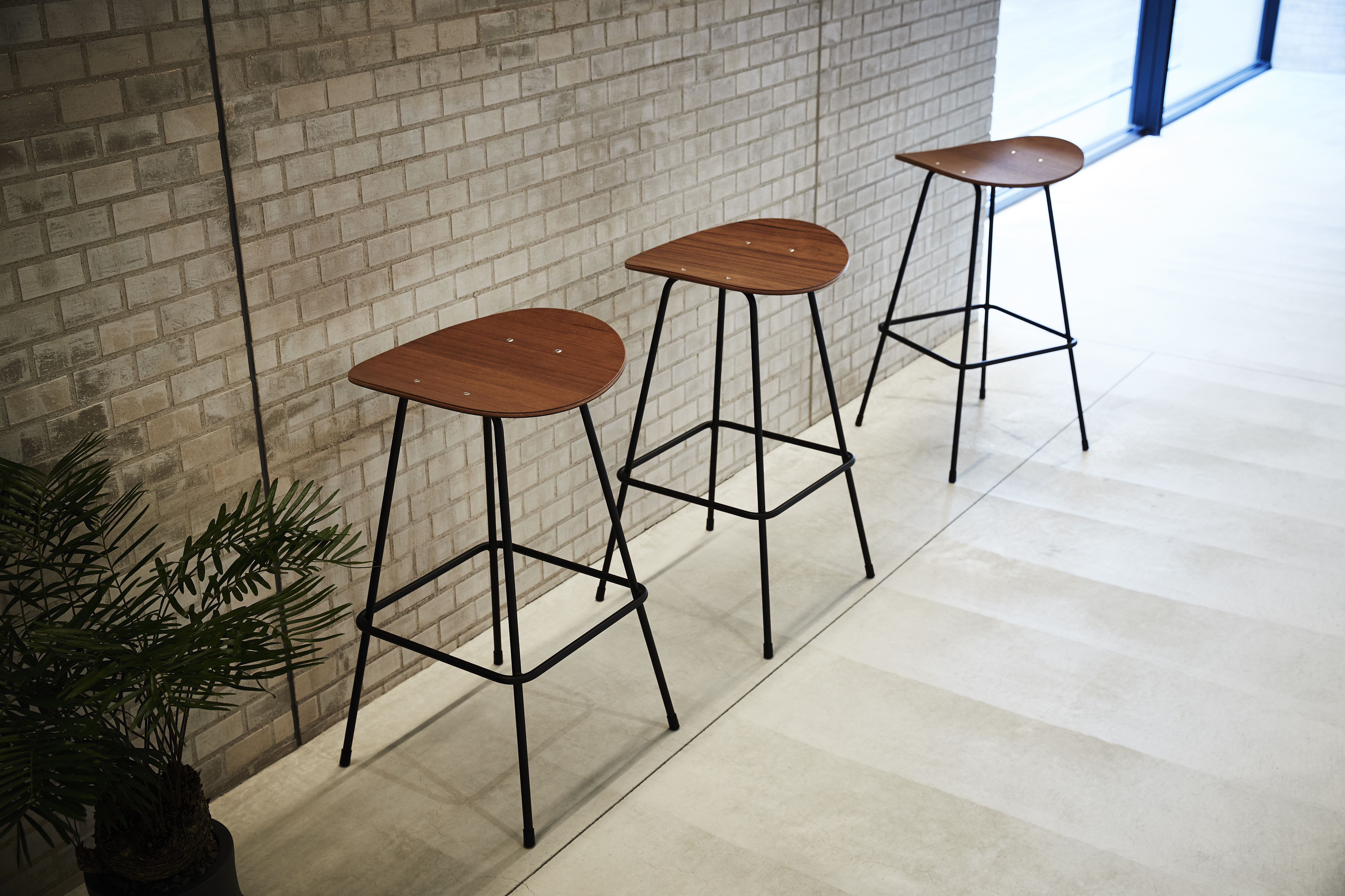 プランクトンハイスツール チーク | 業務用家具製造卸売｜株式会社