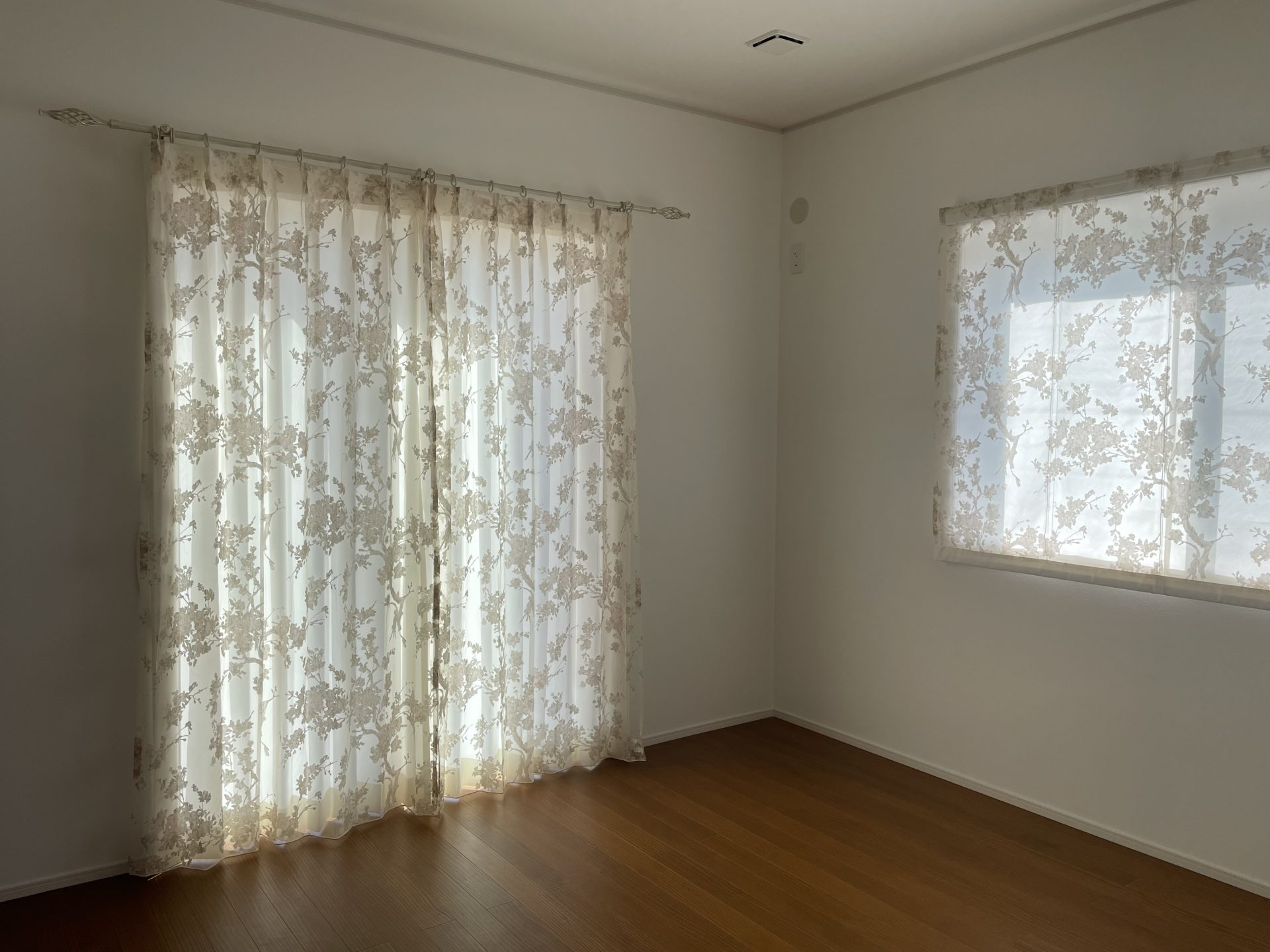 デザイン性と透け感に富むオパールレースを「フロントレース」に採用