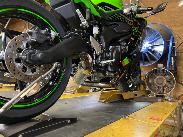Ninja ZX-25R | 忠さんが陣頭指揮をとってマフラーを開発していく実際