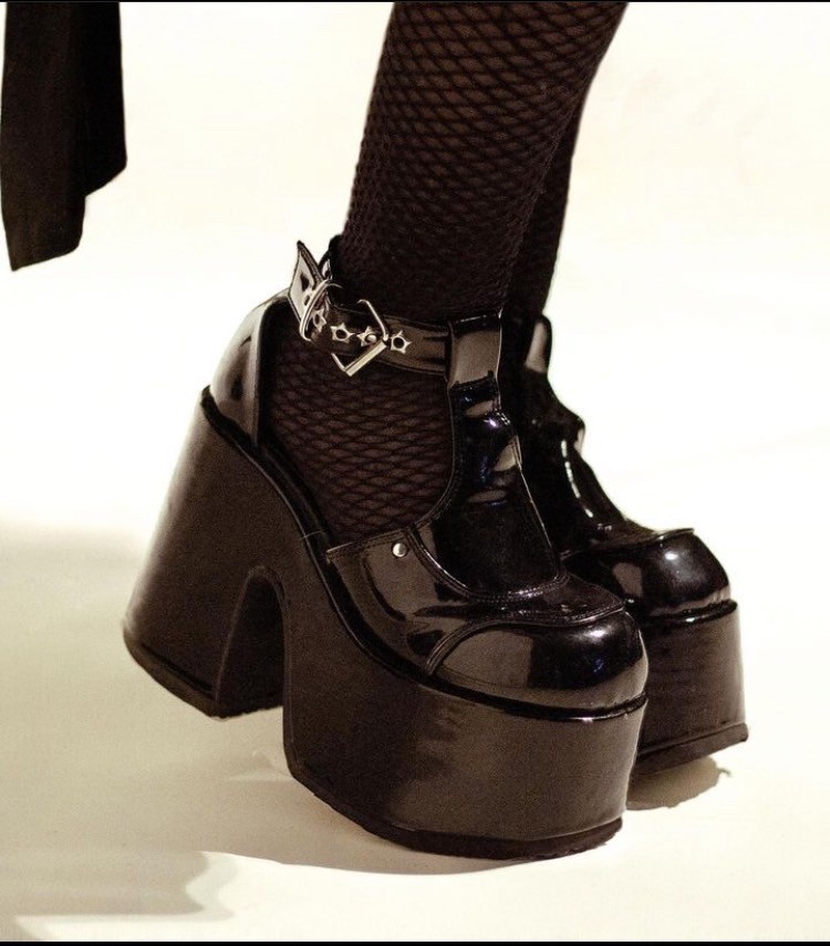 取り寄せ]CAMEL-103 / エナメル/厚底ブーツサンダル【DEMONIA