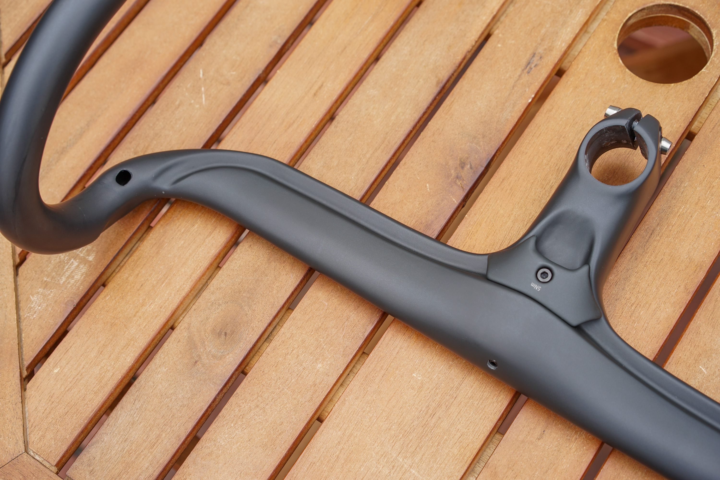 超軽量ながらエアロも追及したステム一体型ハンドル！BONTRAGER Aeolus