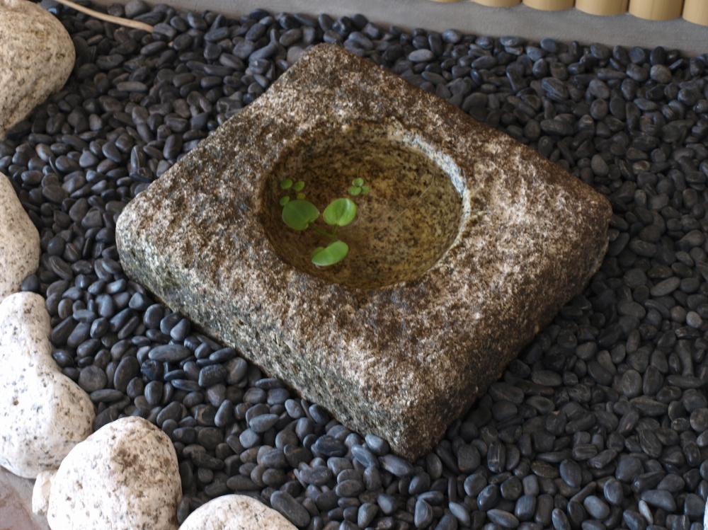 四角水鉢 32×28㎝の製品案内愛知県岡崎市の石灯篭・水鉢蹲など石材製品