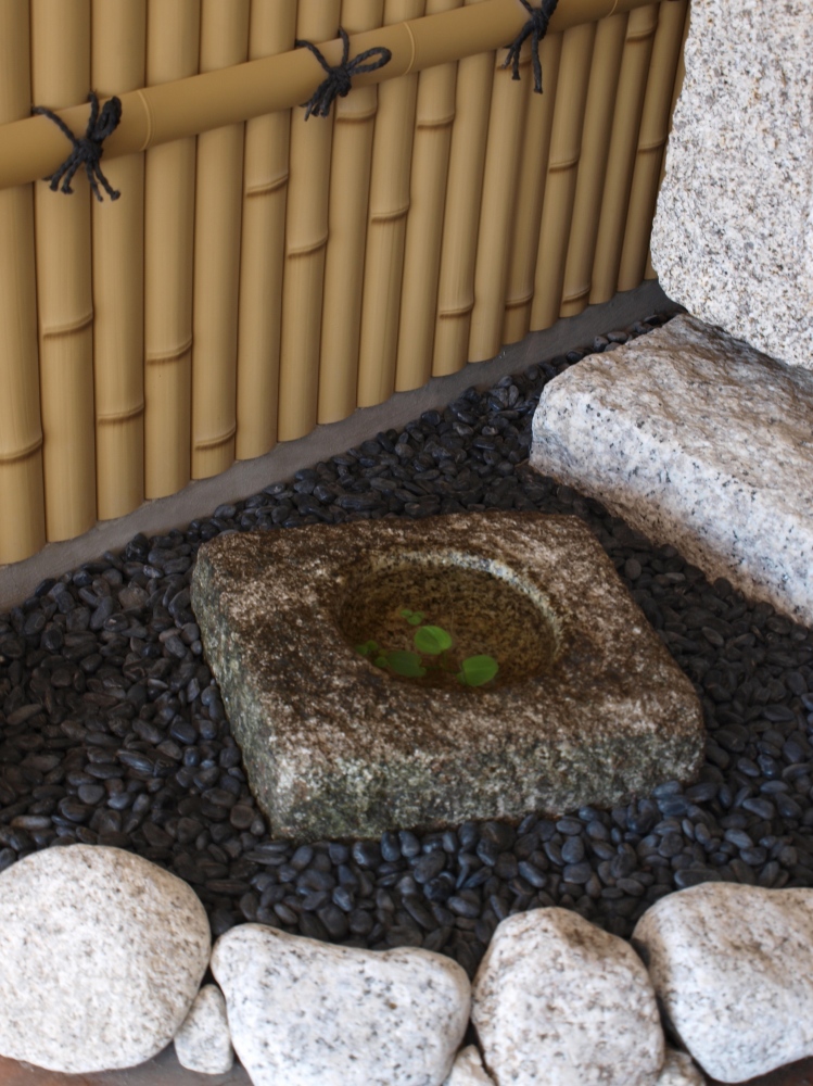 四角水鉢 32×28㎝の製品案内愛知県岡崎市の石灯篭・水鉢蹲など石材製品