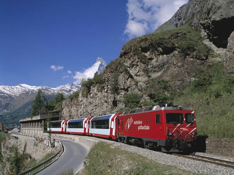 氷河急行（Glacier Express）でアルプスの絶景を楽しむ列車の旅