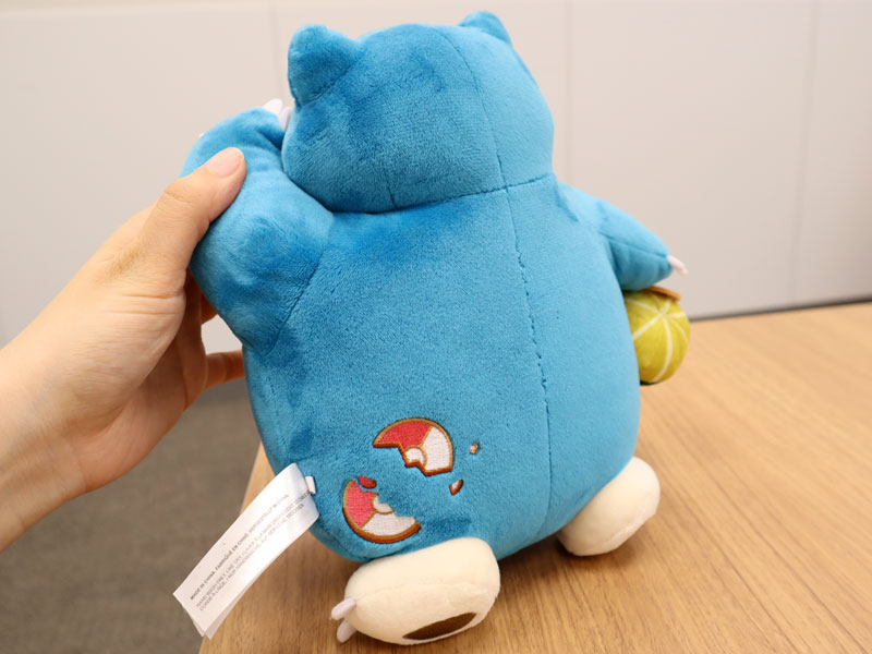 ハロウィンの晩餐会を楽しんでいるポケモンたちが描かれた「Pokémon