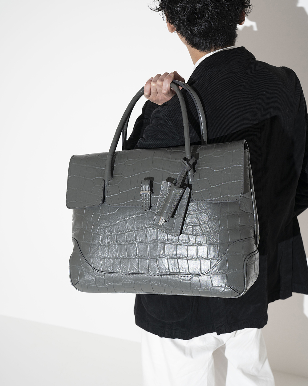 クロコダイル風型押しレザーに新色が登場