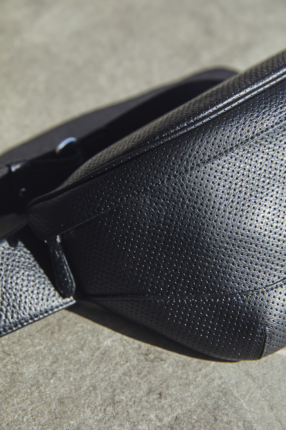 パンチングの型押しを施したレザーバッグが新作で登場