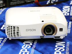 自宅で“非日常”。エプソン、人気PJ後継機「EH-TW5350」で市場拡大に