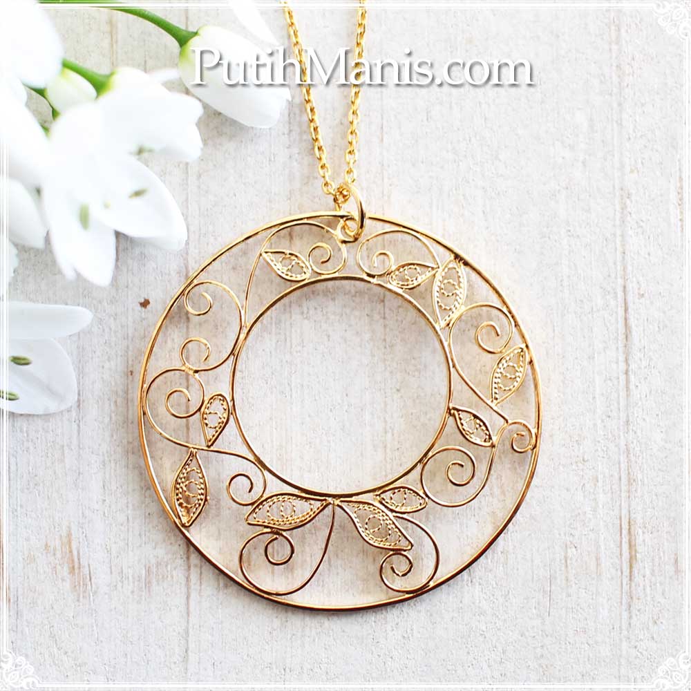 アラベスク・ドーナツチャームのロングネックレス｜銀線細工