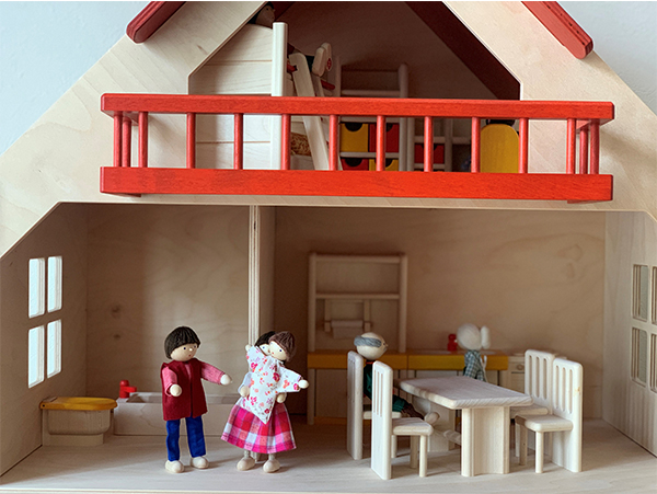 木のおもちゃ カルテット / ドールハウス用バルコニー付きの家 赤