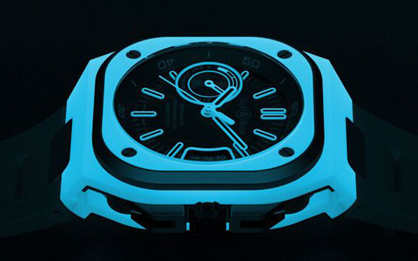 チタン素材と蓄光複合素材“ LM3D ”で達成した発光体、ベル&ロス「 BR