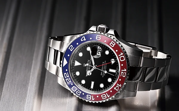 民間パイロットウォッチのための「GMT」機構を、ロレックスや