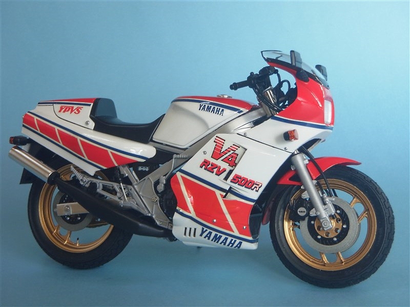 2017年8月号 ＞ バイクプラモデル製作 ＞ ヤマハRZV500R (タミヤ 1/12)