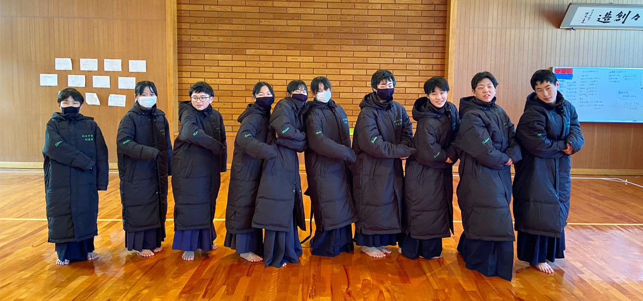 葛城市立新庄中学校、剣道部の皆様にオリジナルベンチコートを作って