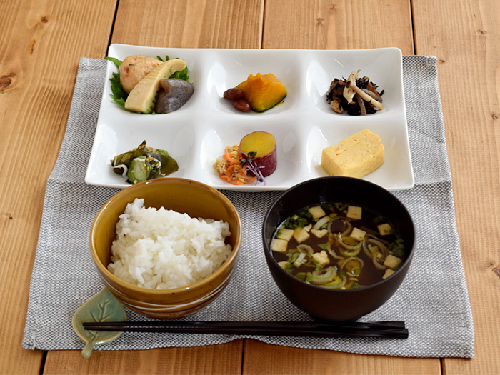 グッドデザイン賞受賞のおしゃれな仕切り皿。飲食店でも人気の器で