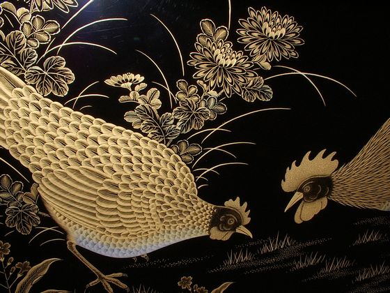 輪島塗 衝立鶏沈金は、二羽の仲睦まじい鶏を、美しい沈金で表現