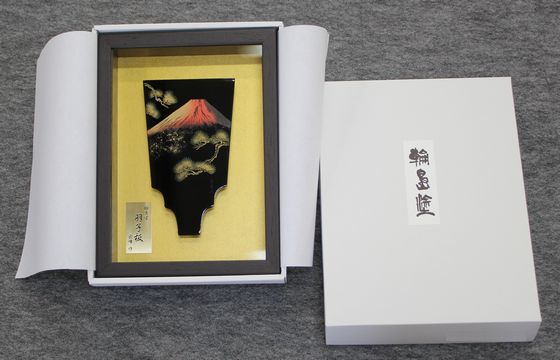 飾皿漆額（羽子板型）赤富士沈金 71,500円（税込） | 輪島塗の塗師屋