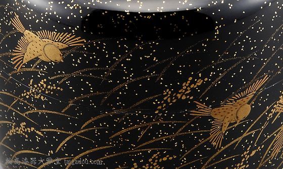 棗（なつめ）稲穂に雀蒔絵は、実る稲穂の波間を飛び交う雀を、金を