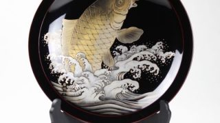 飾皿（はつり型）昇り鯉沈金 330,000円（税込） | 輪島塗の塗師屋 輪島
