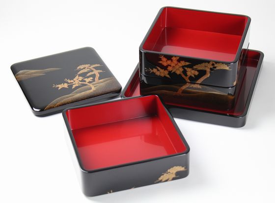 輪島塗 三段重箱（平台付き）松に桜蒔絵 858,000円税込 | 輪島塗の